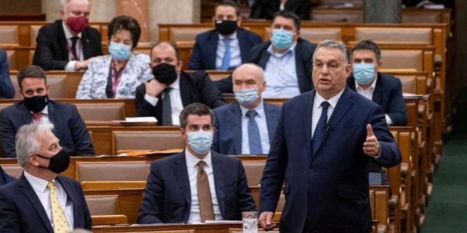 Orbán Viktor: Jakab Pétert nem az eszéért alkalmazza Gyurcsány, hanem hogy csörgősipkát tegyen a fejére
