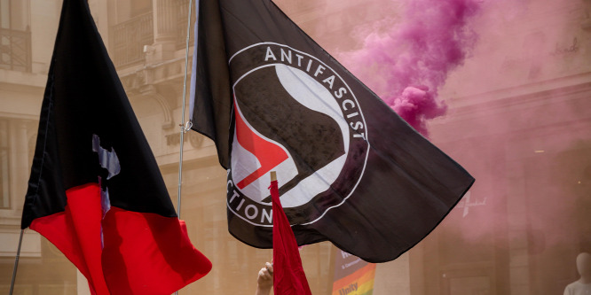 Egy szélsőbaloldali amerikai tanár marxista nézetekkel akarta radikalizálni a diákjait - videó