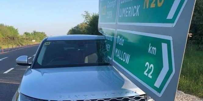 Kettévágta a Range Rover szélvédőjét egy útjelző tábla Angliában - fotók