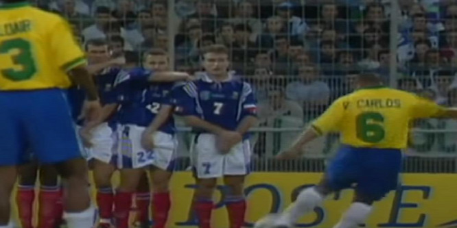 Huszonnégy éve lőtték a futballtörténelem legnagyobb szabadrúgásgólját - videó
