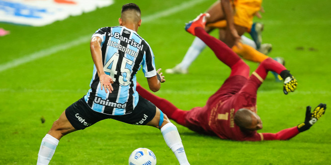 Két méterről nem tudott az üres kapuba lőni a brazil focista - videó
