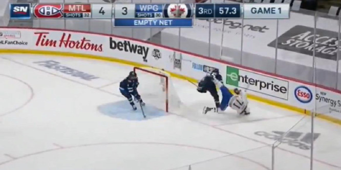 Brutálisan leütötték a hokist az NHL rájátszásának egyik meccsén - videó