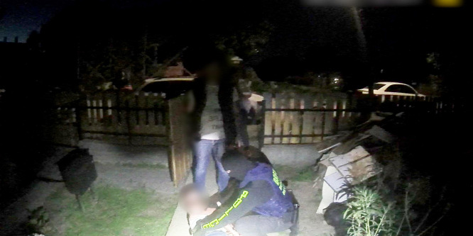 Totális rajtaütés: három kábítószer-kereskedőt fogtak el a csepeli rendőrök - videó