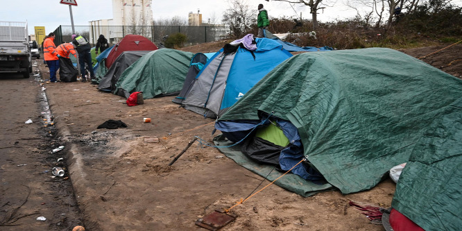 300 felfegyverzett migráns támadt a francia rendőrökre Calais-ban