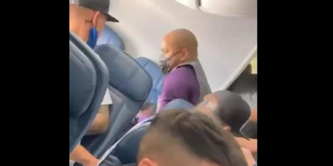 El akart téríteni egy repülőgépet egy férfi Amerikában, a steward teperte le - videó