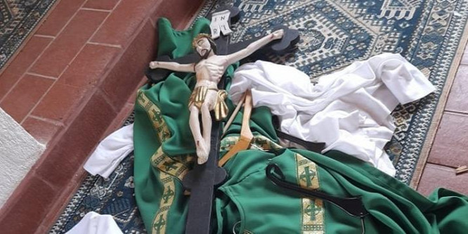 Összetörtek egy feszületet, megrongáltak két Szűz Mária szobrot, törtek-zúztak a lothárdi templomban - fotók