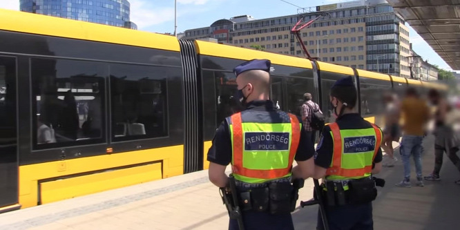 Két bűnözőt elfogtak, több embert megbírságoltak az 1-es villamos vonalán - videó