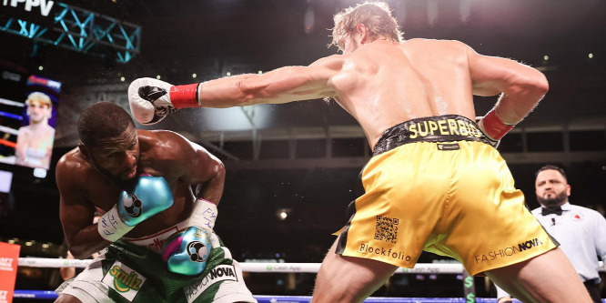 Kibírta talpon a nyolc menetet a youtuber bokszoló Floyd Mayweather ellen