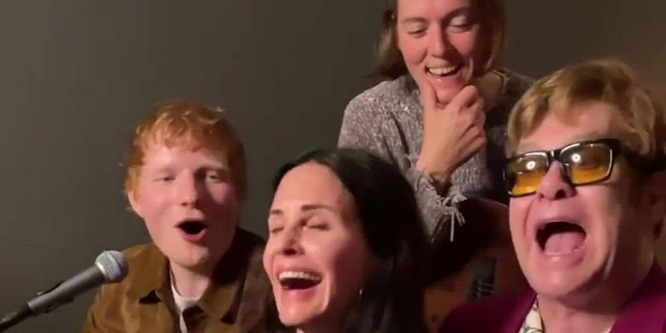 Elton Johnnal és Ed Sheerannel énekel a Jóbarátok sztárja - videó