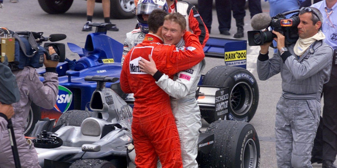 Lángolt a McLaren, Schumacher még Péreznél is nagyobb mázlival nyert