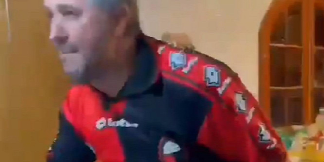 A fociszurkoló a gyerekei előtt kezdett bizarr ünneplésbe az apja hamvaival - videó