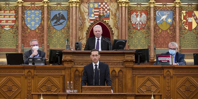 Csökkenő munkáltatói terhek, kedvezőbb vállalkozói adózás, kifehéríthető kriptodeviza-jövedelmek