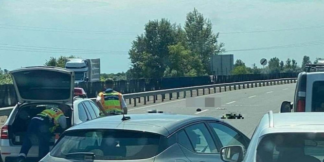 Szalagkorlátnak ütközött egy motoros az M3-ason - a sofőr meghalt