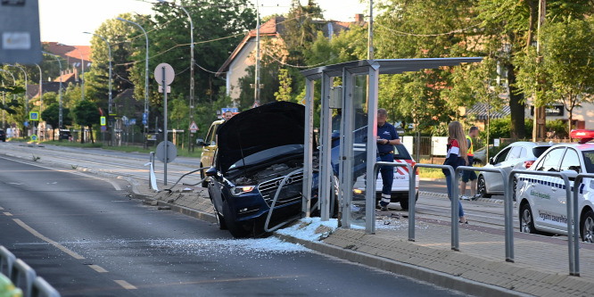 Villamosmegállóba csapódott egy autó Kispesten
