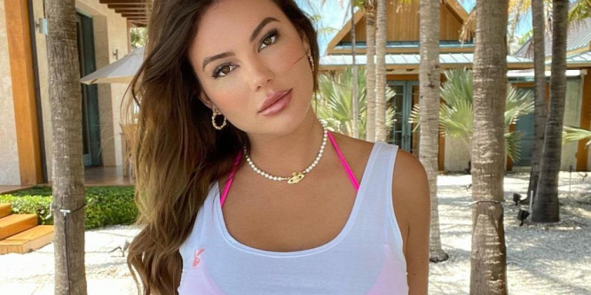 Teljesen meztelenül pózol a forgalmas úton a magyar Playboy-modell - kép