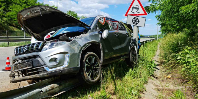 A szalagkorláton állt meg egy autó az M31-es úton