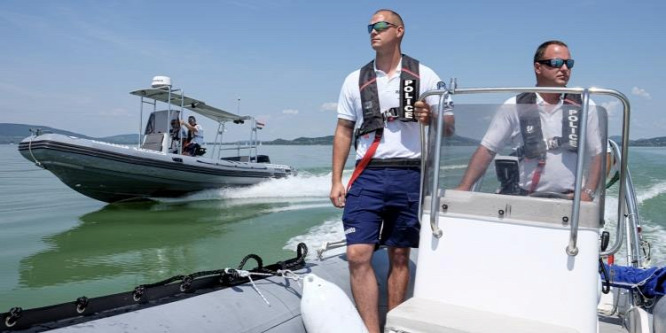 Tizenöt embert segítettek partra a vízirendőrök a Balatonon