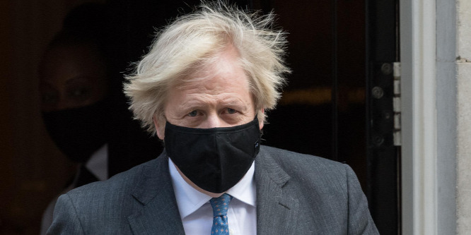 A brit kormány négy héttel elhalasztotta a korlátozások teljes feloldását