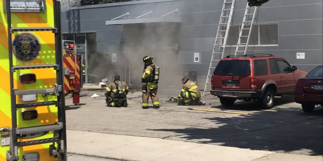 Plazmaklinikának csapódott egy autó Pittsburgh-ben, hárman meghaltak