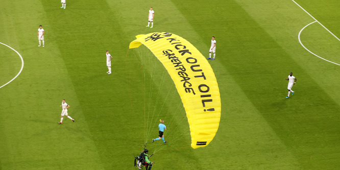 A nézők közé repült, és két embert megsebesített egy siklóernyős Greenpeace-aktivista Münchenben - videó