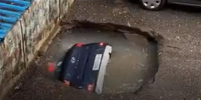 Elnyelt egy kút egy autót Mumbaiban a heves esőzések miatt - videó
