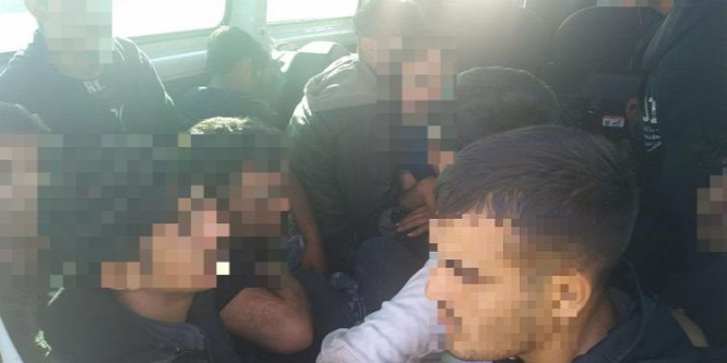 Pokrócok alá rejtette a 12 migránst egy román embercsempészt