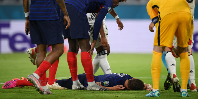Hosszú másodpercekig ájultan feküdt a földön a világbajnok francia focista - videó