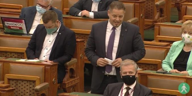 Az LMP frakcióvezetője öt autót használ - de mi lesz a környezetvédelemmel?