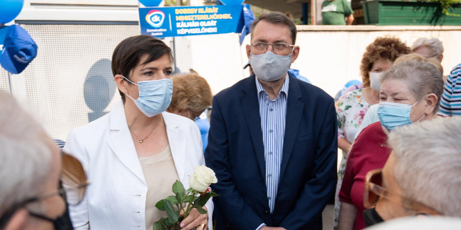 Rengeteg pénzt kap Gyurcsányék vakcinák ellen hergelő szakértője a baloldali kerületektől