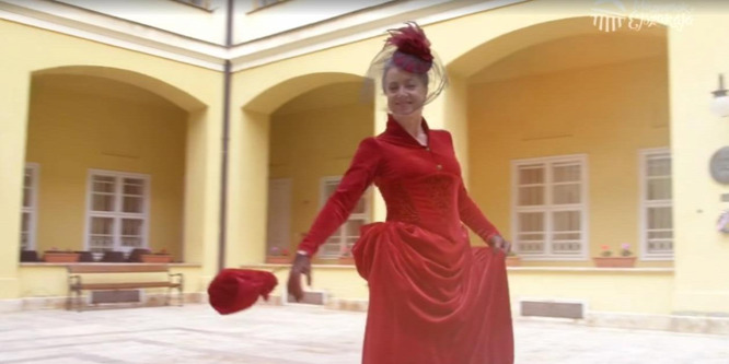 Világhírű tervező ruhakölteményét öltötte magára Für Anikó - videó