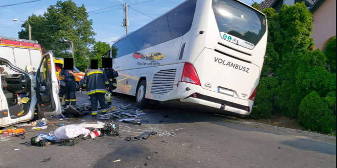 Busz ütközött kisteherautóval Mezőörsnél, egy ember meghalt, sokan megsérültek