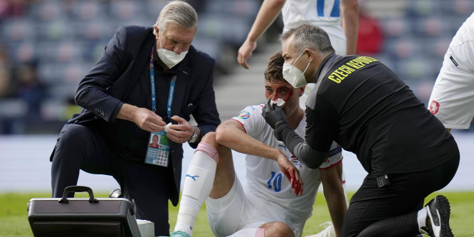 Óriási bírói hiba: érthetetlen, hogy a brutális könyöklés után miért nem kapott pirosat Lovren