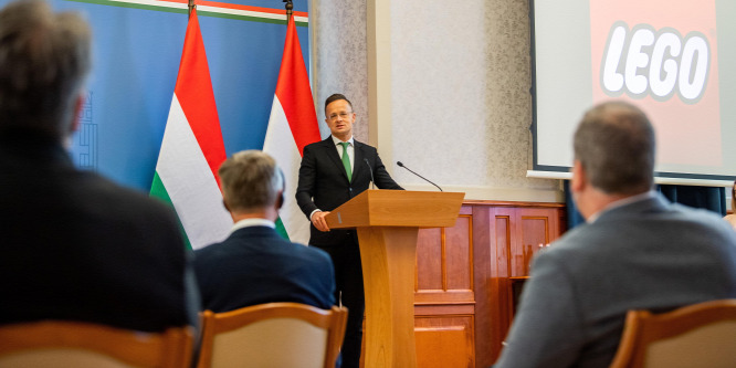 Szijjártó Péter: 53 milliárd forintból bővíti a Lego nyíregyházi üzemét