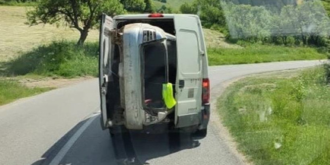 Újabb szlovák horrorkaraván: ezúttal furgonban szállítottak egy roncsautót