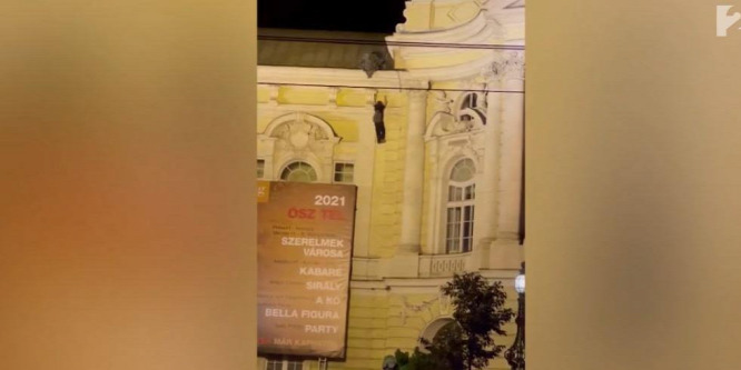 A Vígszínház tetejéről zuhant le egy férfi – mutatjuk a Tények drámai videóját!