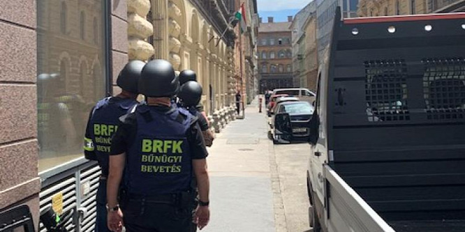 Gyerekekre is fegyvert fogott a budapesti ámokfutó – videó