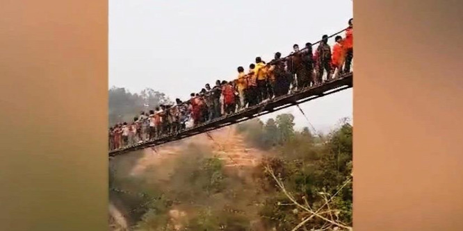 Rémisztő másodperceket éltek át a hívők egy zsúfolt nepáli függőhídon – videó