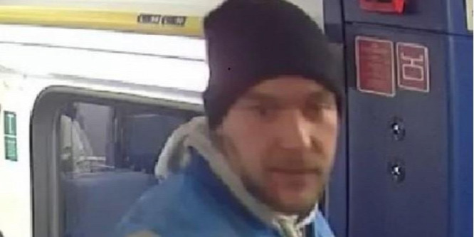 Sniccerrel támadt a vonaton, keresi a rendőrség - fotó