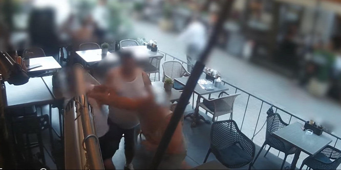 Megvertek egy embert egy pécsi étteremben - videó