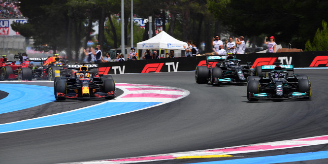 Az F1 versenyigazgatója elárulta, miért nem büntették a szabálytalankodó Verstappent