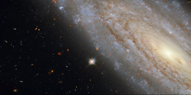 Vakítóan fényes galaxist fotózott a Hubble