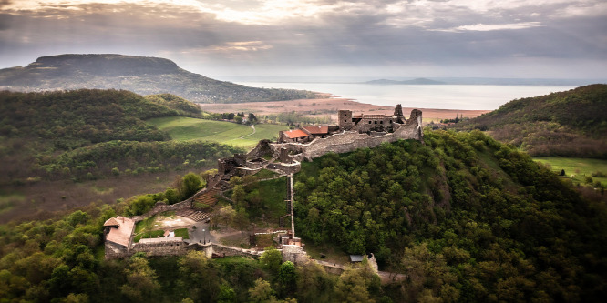 Újjászületik a Balaton-felvidék leglátványosabb erődítménye, a szigligeti vár - galéria