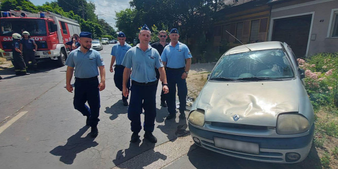 Autó alá szorult férfi életét mentették meg a váci börtönőrök