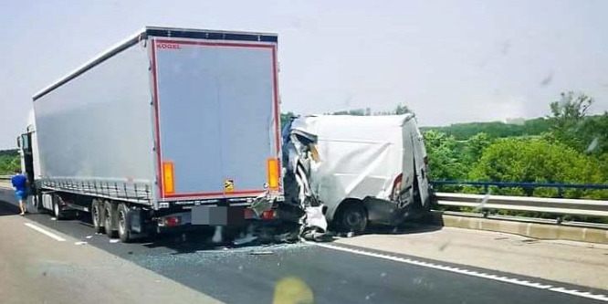 Kamion, személyautó és kisteherautó ütközött az M5-ösön Kecskemétnél