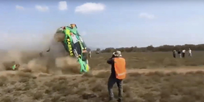 Óriási bukás a Szafari Rallyn
