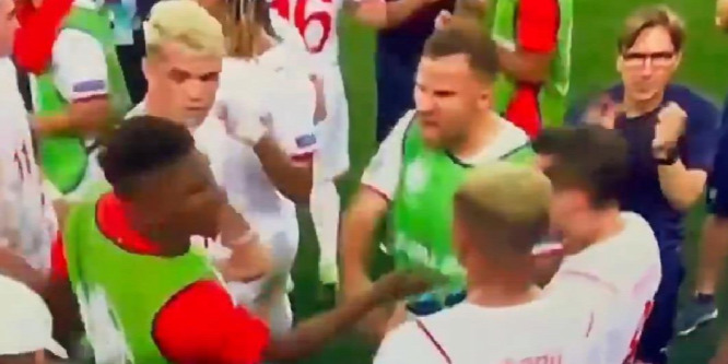 Az izgatott svájci focista felpofozta a csapattársát - videó