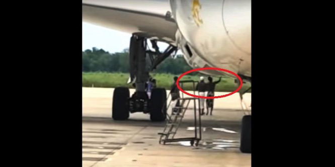 Levették a rontást a repülőről, miután villám csapott bele – videó