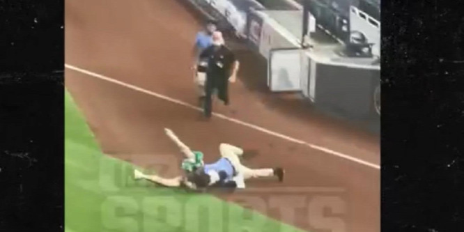 A biztonsági őr brutálisan földre vitte a megvadult szurkolót a baseballmeccsen - videó