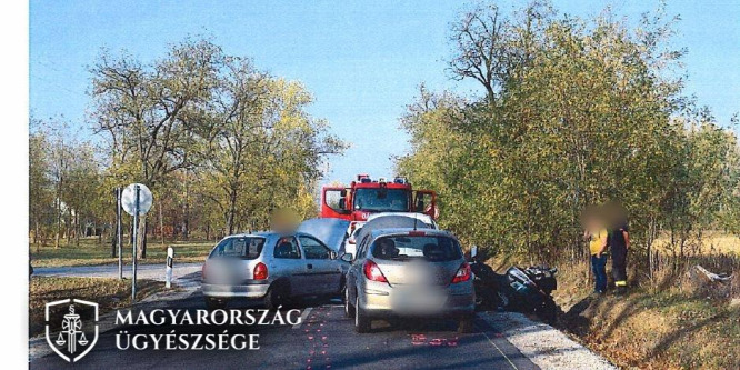 Tömegkarambolt okozott egy fiatal nő Tát közelében - fotók