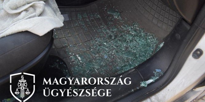 Menet közben dobta be egy autó ablakát egy férfi Győrött